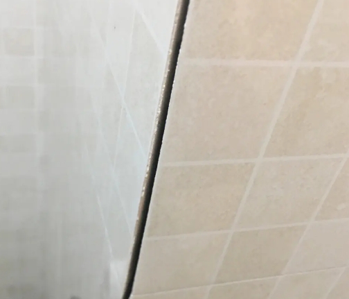 漠河瓷砖空鼓维修公司分享阳台瓷砖脱落的修复过程可以分为以下几个步骤