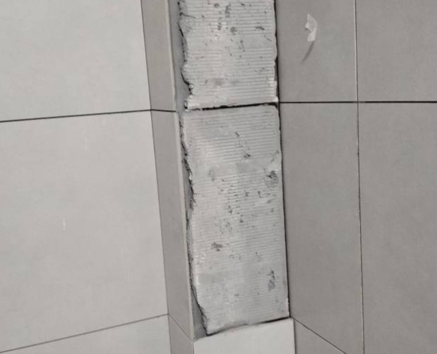 漠河瓷砖空鼓维修公司分享下瓷砖施工前基层浇水润湿程度不足，可能导致以下问题